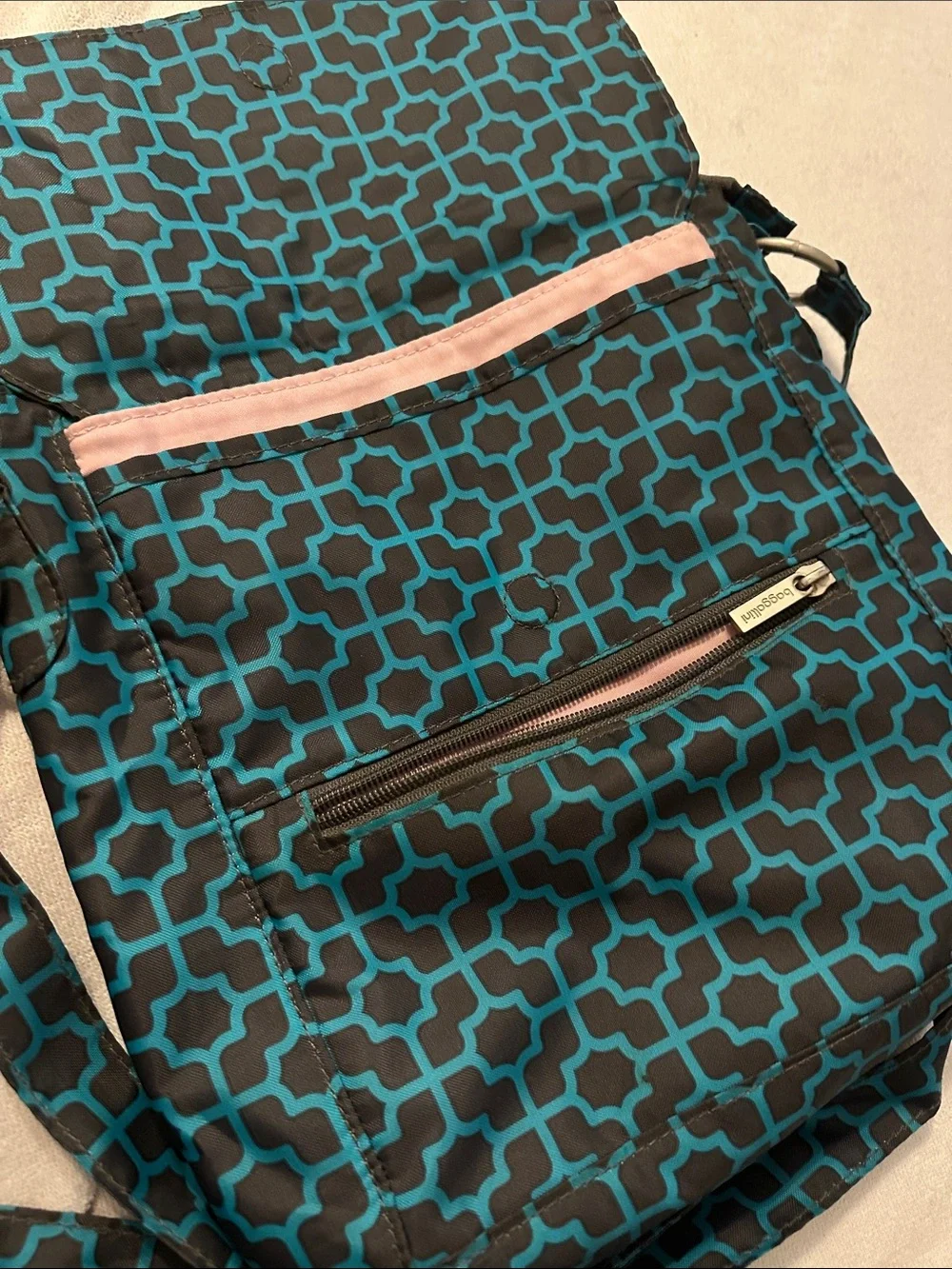 Baggallini Teal and Black Geometric Crossbody Bag Like NeW - Picture 6 of 9